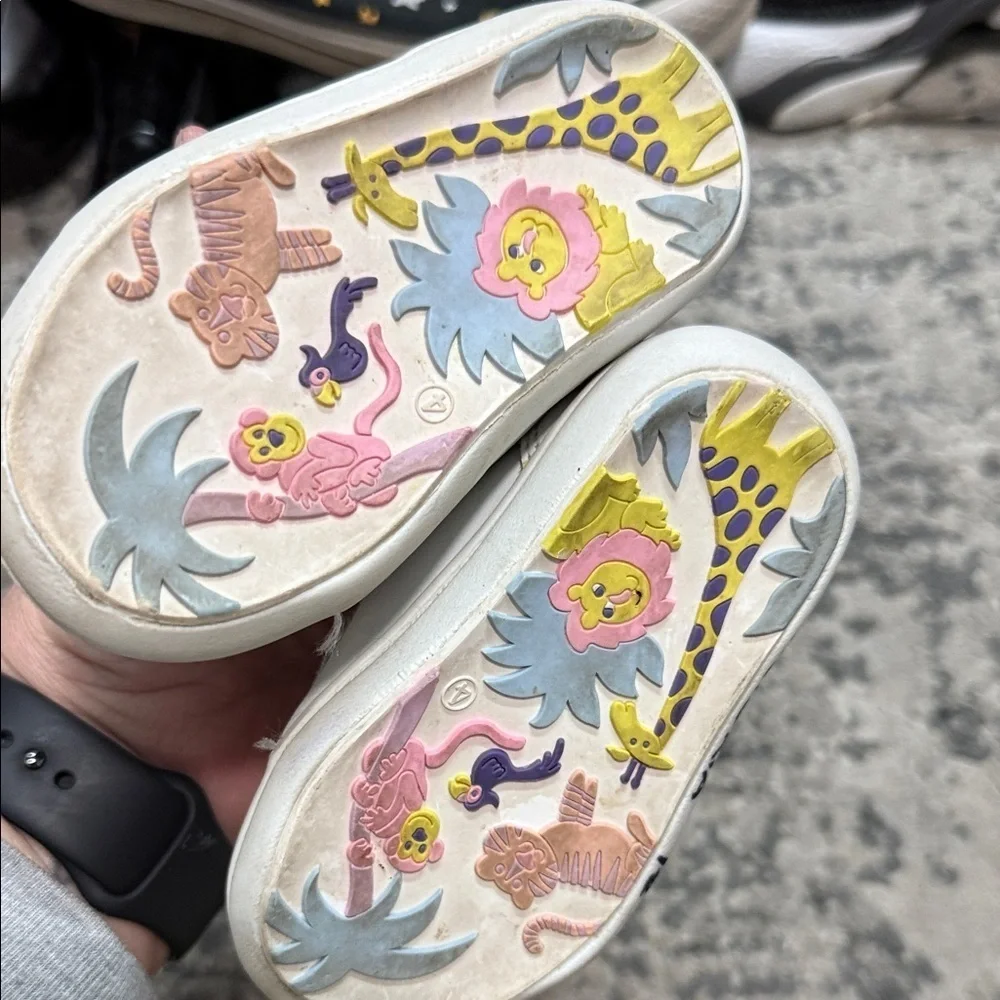Charming White and Pink Baby Shoes with Lion Motif 90’s